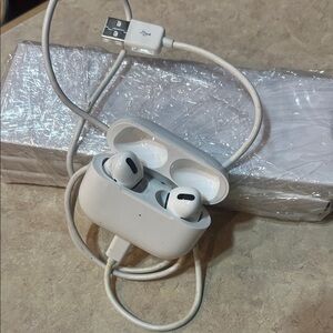Apple airpods with Charging Case & cord (no block)